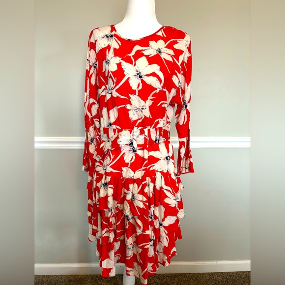 Vero Moda Dresses & Skirts - VERO MODA Tiered Floral Dress